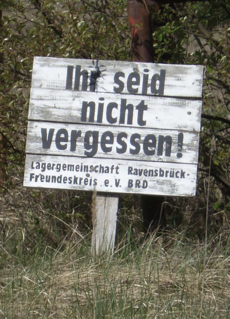 Tafel mit der Aufschrift „Ihr seid nicht vergessen! Lagergemeinschaft Ravensbrück-Freundeskreis e.V. BRD“