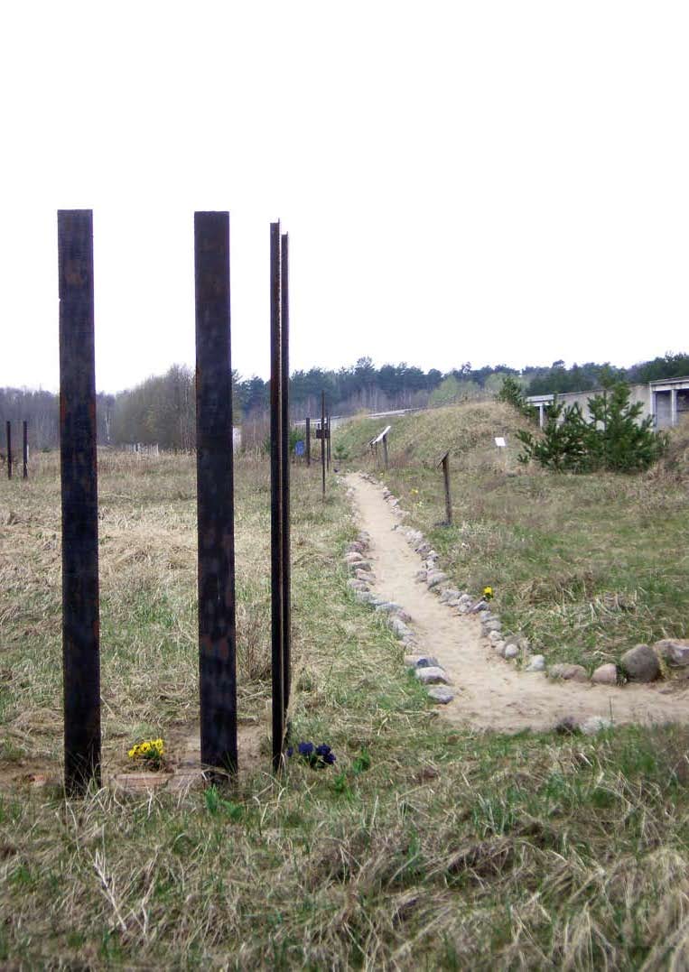 Weg auf dem Gelände des ehemaligen KZ Uckermark, im Vordergrund drei Säulen